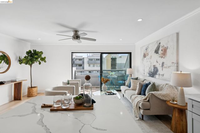 7 Embarcadero 204, Oakland, CA 94607