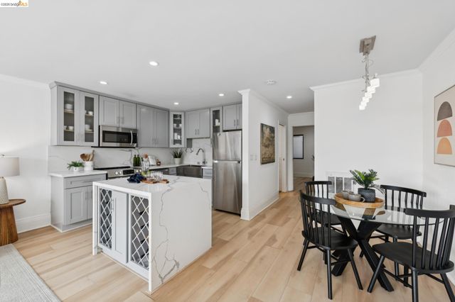 7 Embarcadero 204, Oakland, CA 94607