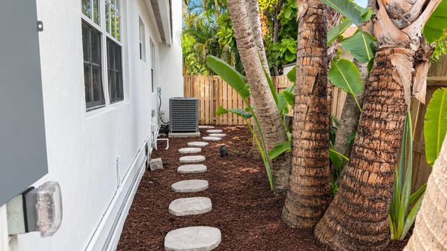 211 Dartmouth Drive, Lake Worth Beach, FL 33460