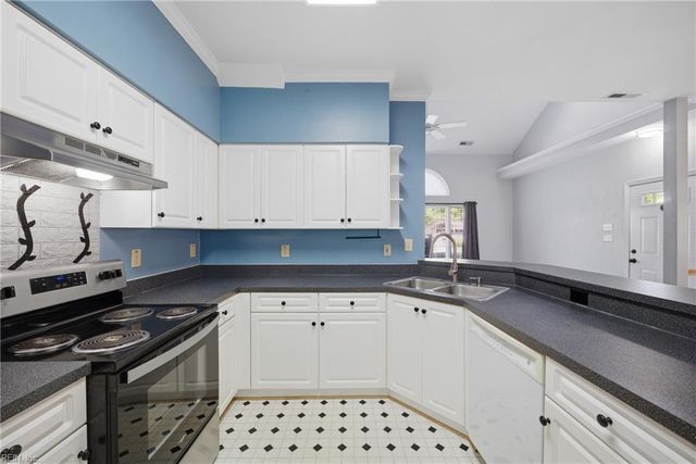 834 W Lake CIR, Chesapeake, VA 23322