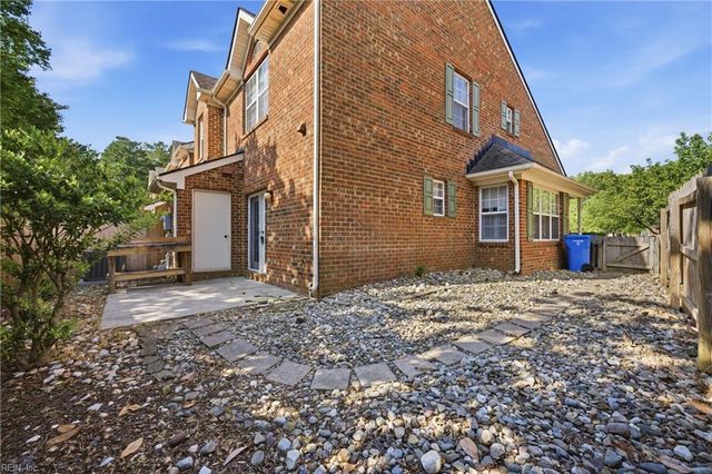 834 W Lake CIR, Chesapeake, VA 23322