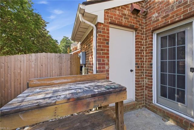 834 W Lake CIR, Chesapeake, VA 23322