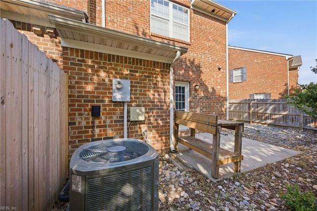 834 W Lake CIR, Chesapeake, VA 23322