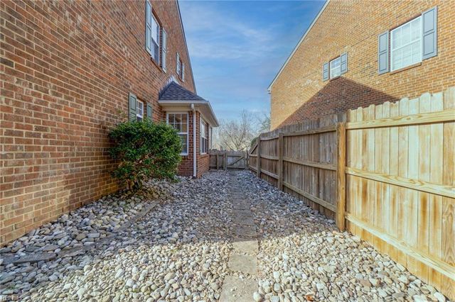 834 W Lake CIR, Chesapeake, VA 23322