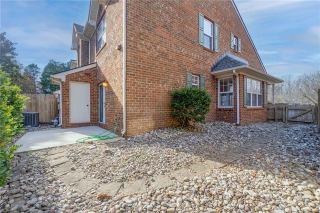 834 W Lake CIR, Chesapeake, VA 23322