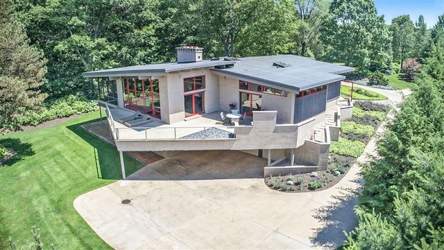 6465 Sandhill Lane, Fennville, MI 49408