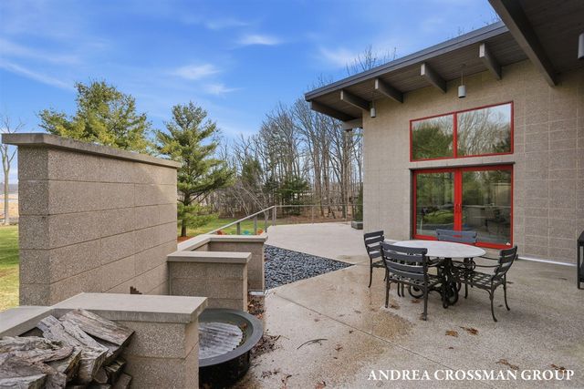 6465 Sandhill Lane, Fennville, MI 49408