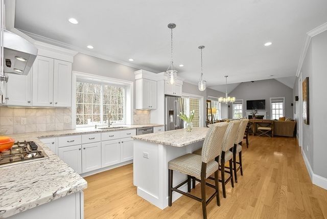 20 Hunters Ridge Way, Hopkinton, MA 01748