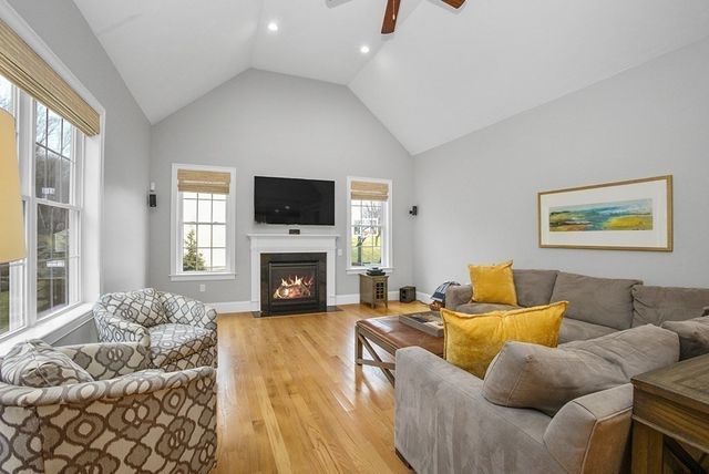 20 Hunters Ridge Way, Hopkinton, MA 01748