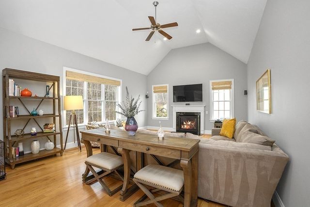 20 Hunters Ridge Way, Hopkinton, MA 01748