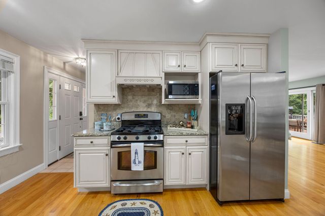10 Lawton Lane, West Barnstable, MA 02668
