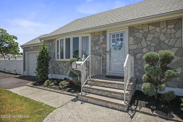 10 Rosemary Drive, Hazlet, NJ 07730