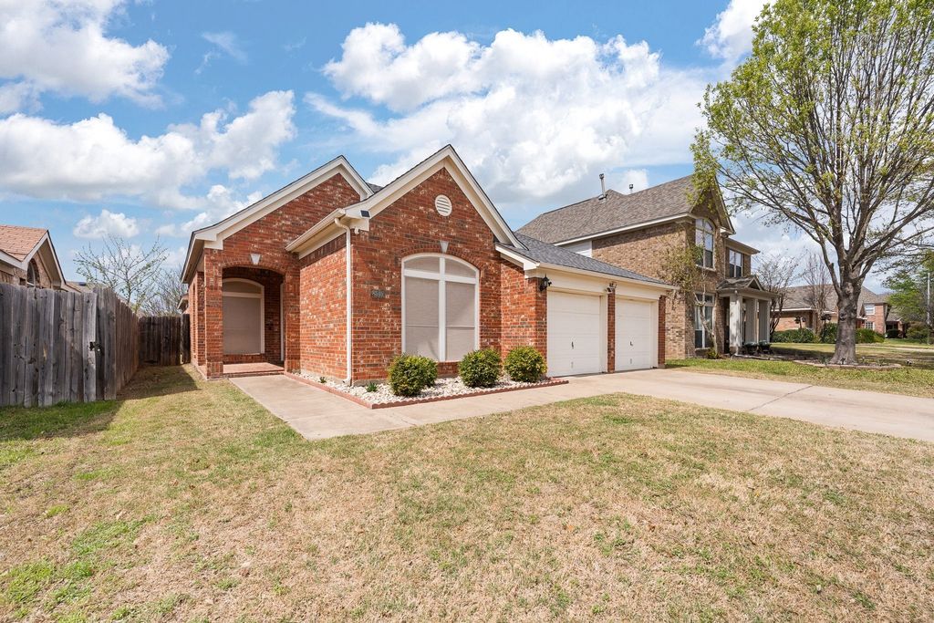 8512 Rock Creek Drive, Fort Worth, TX 76123
