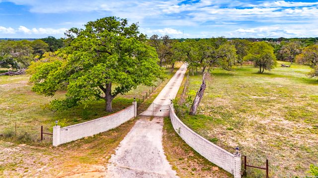 78 Marx Lane, La Vernia, TX 78121