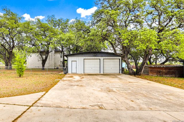 78 Marx Lane, La Vernia, TX 78121
