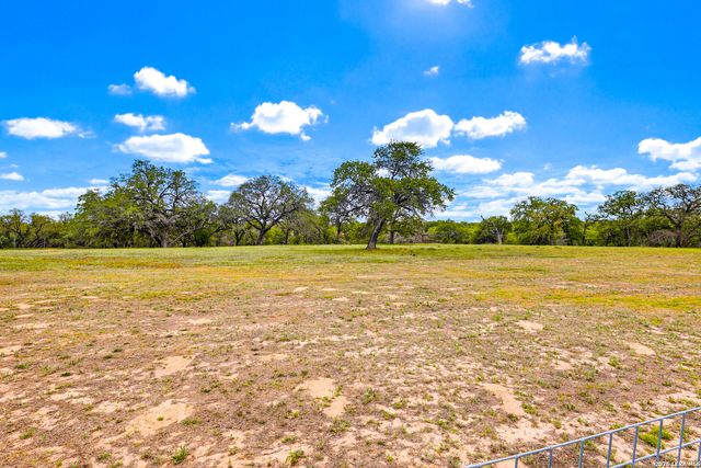 78 Marx Lane, La Vernia, TX 78121