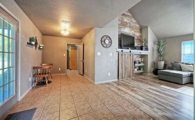 1265 E Independence ST, Giddings, TX 78942