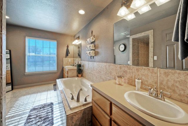 1265 E Independence ST, Giddings, TX 78942