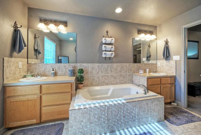 1265 E Independence ST, Giddings, TX 78942