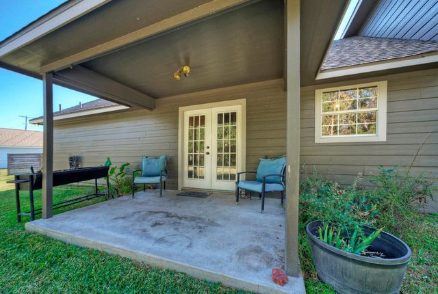 1265 E Independence ST, Giddings, TX 78942