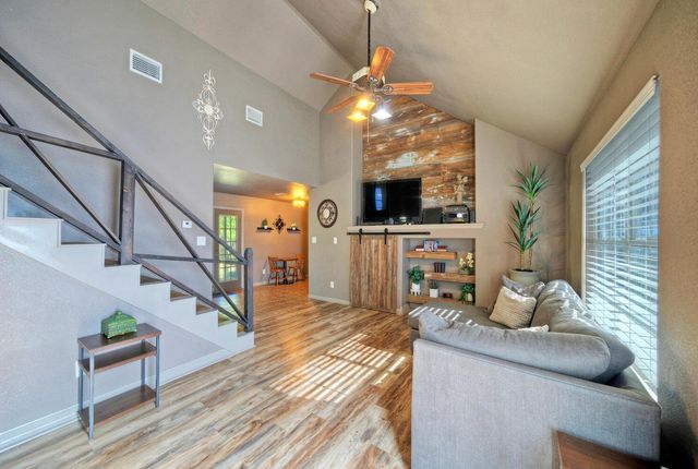 1265 E Independence ST, Giddings, TX 78942