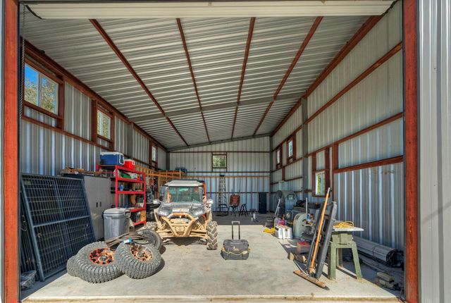 1265 E Independence ST, Giddings, TX 78942