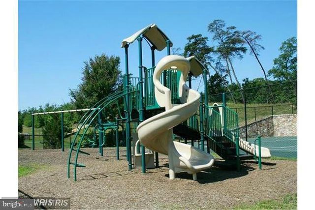 1205 SAUNDERS DR, Fredericksburg, VA 22401