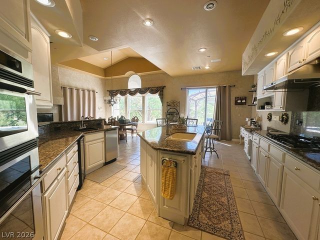 27 Via Paradiso Street, Henderson, NV 89011