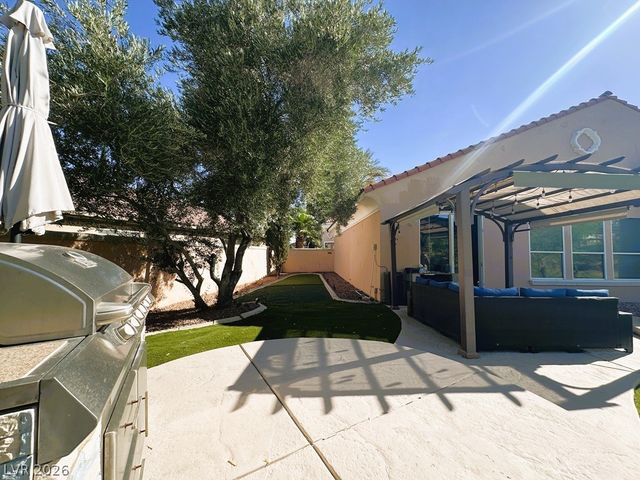 27 Via Paradiso Street, Henderson, NV 89011