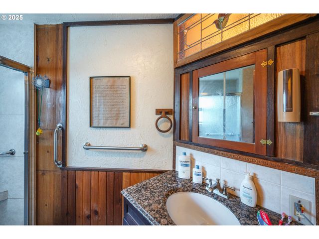 895 GLORY Dr, Eugene, OR 97404