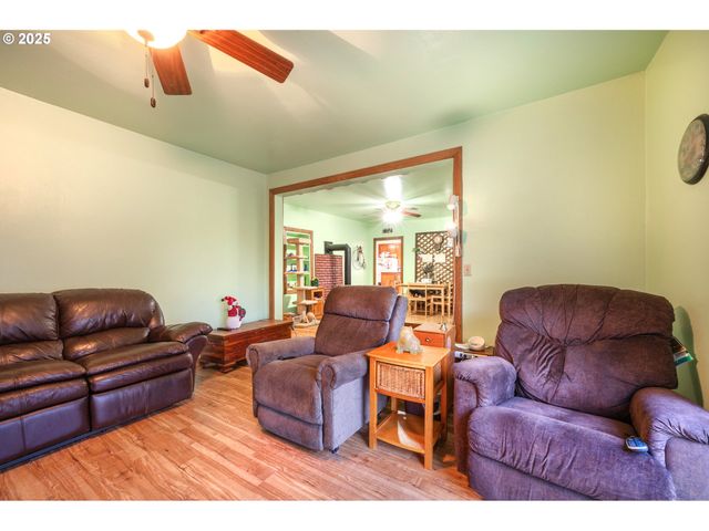 895 GLORY Dr, Eugene, OR 97404