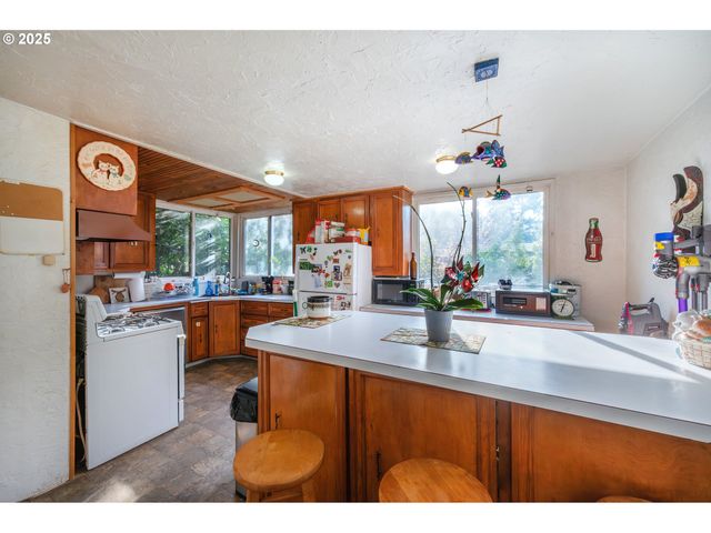 895 GLORY Dr, Eugene, OR 97404