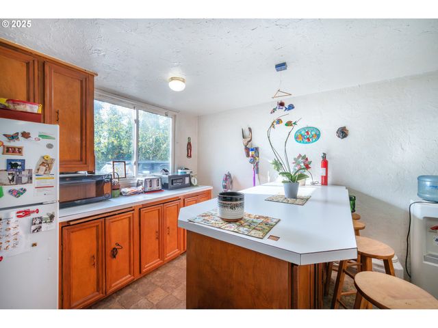 895 GLORY Dr, Eugene, OR 97404