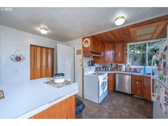 895 GLORY Dr, Eugene, OR 97404