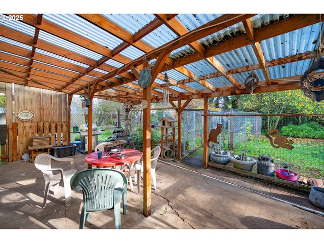 895 GLORY Dr, Eugene, OR 97404