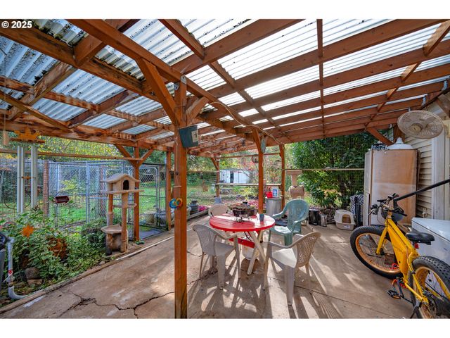 895 GLORY Dr, Eugene, OR 97404