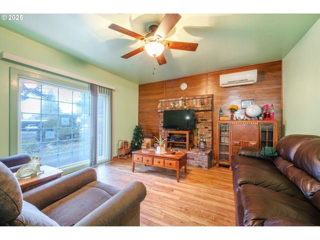 895 GLORY Dr, Eugene, OR 97404