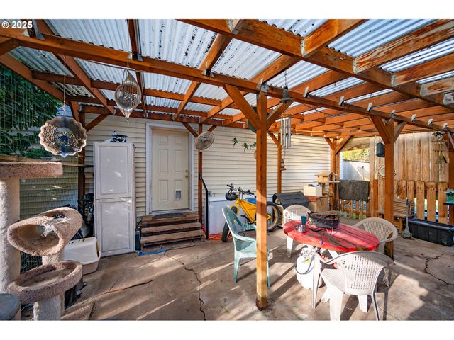 895 GLORY Dr, Eugene, OR 97404