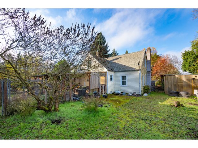 895 GLORY Dr, Eugene, OR 97404