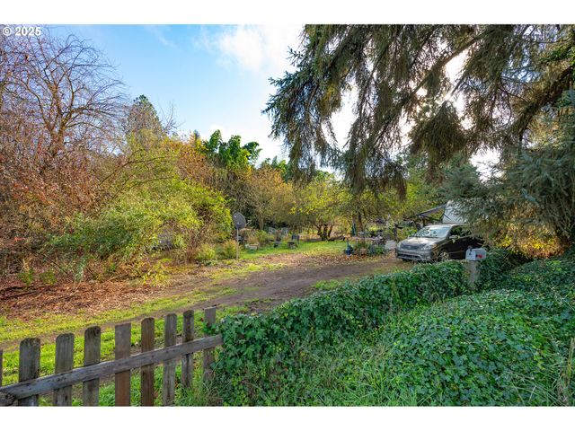 895 GLORY Dr, Eugene, OR 97404