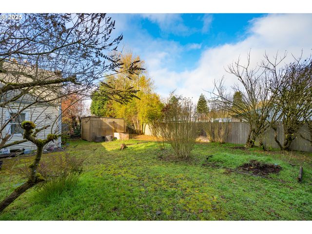 895 GLORY Dr, Eugene, OR 97404