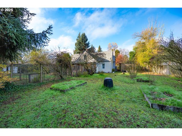 895 GLORY Dr, Eugene, OR 97404