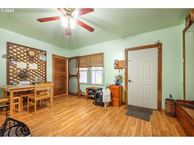 895 GLORY Dr, Eugene, OR 97404