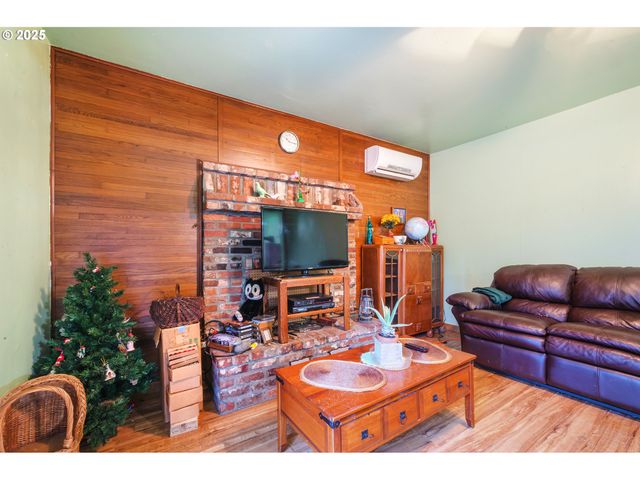 895 GLORY Dr, Eugene, OR 97404