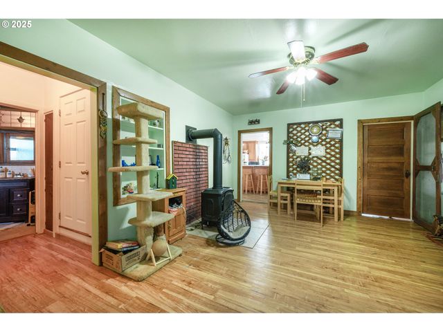 895 GLORY Dr, Eugene, OR 97404