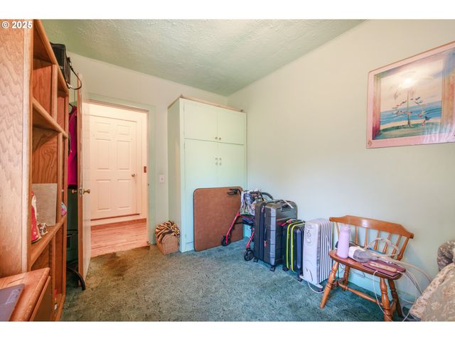 895 GLORY Dr, Eugene, OR 97404