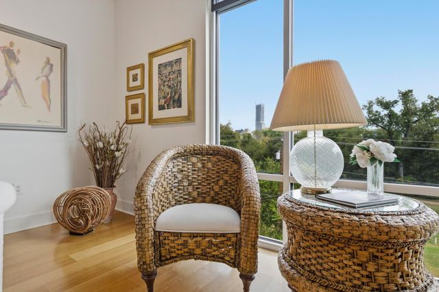 210 Lee Barton DR 401, Austin, TX 78704