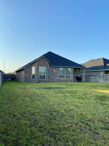 12106 Champions Forest Drive, Mont Belvieu, TX 77535