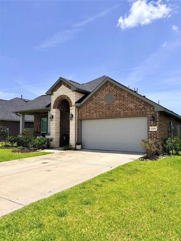 12106 Champions Forest Drive, Mont Belvieu, TX 77535