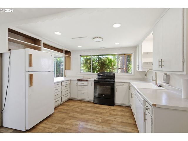 605 KOURT Dr, Eugene, OR 97404